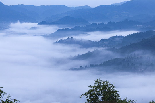 崇山峻岭云海水墨仙境