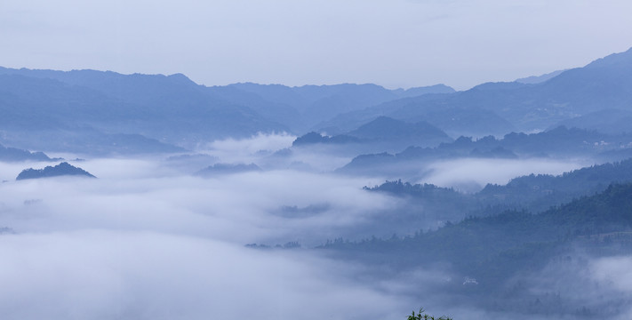 崇山峻岭云海民居水墨仙境