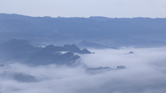 高山沟壑云雾缭绕自然风光