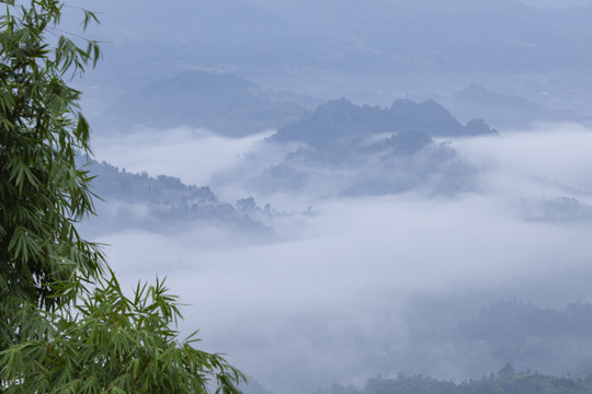高山云雾缭绕自然风光