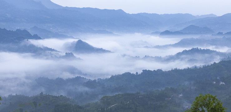 山脉沟壑云雾缭绕自然风光