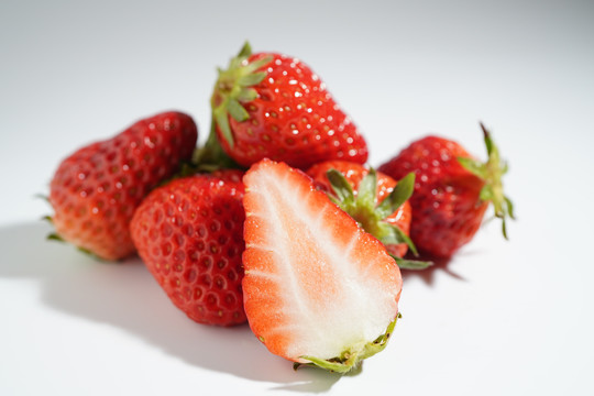 简单背景切开的草莓