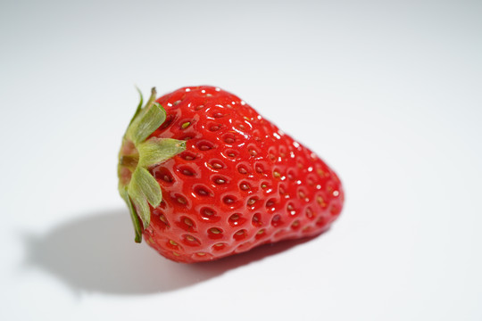 简单背景一颗草莓