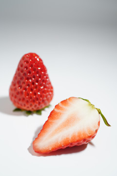 简单背景两颗草莓