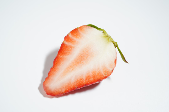 白色背景半颗切开的草莓