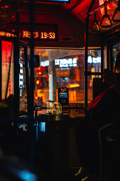 雨夜公交车氛围照