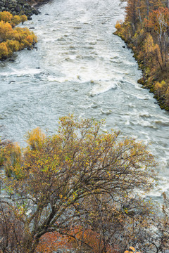 秋季峡谷河流
