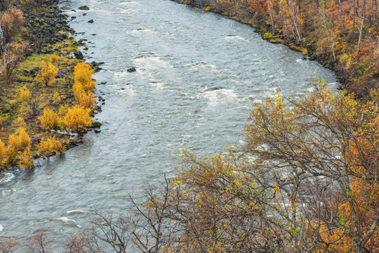 俯拍秋季河流神指峡