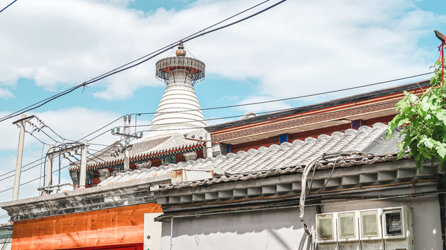 蓝天白云下的古建筑白塔寺