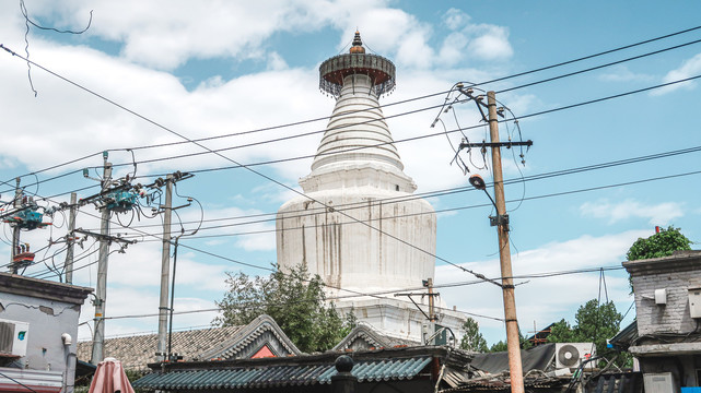 蓝天白云下的古建筑白塔寺