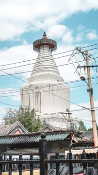 蓝天白云下的古建筑白塔寺