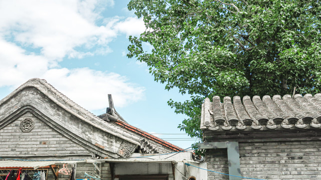 蓝天白云下的古建筑白塔寺