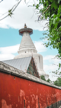 蓝天白云下的古建筑白塔寺