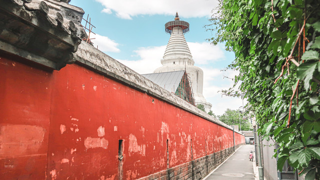 蓝天白云下的古建筑白塔寺