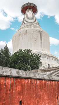 蓝天白云下的古建筑白塔寺