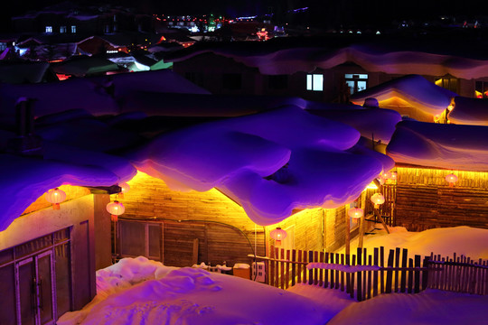 东北雪景夜晚房屋图片