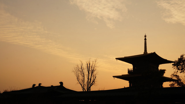 冬日夕阳下广富林的高宅远景