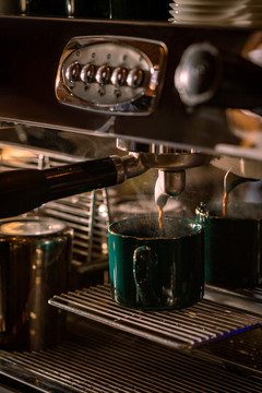 咖啡机正在制作咖啡