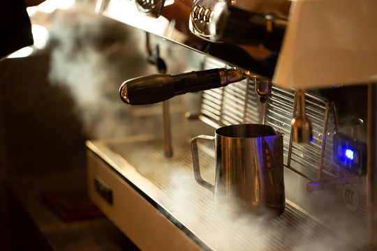 咖啡机正在制作咖啡