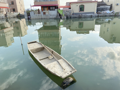 池塘上的小船