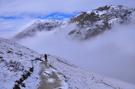 雪山上的游客