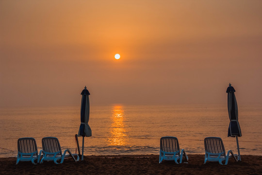 夕阳下海边休息区