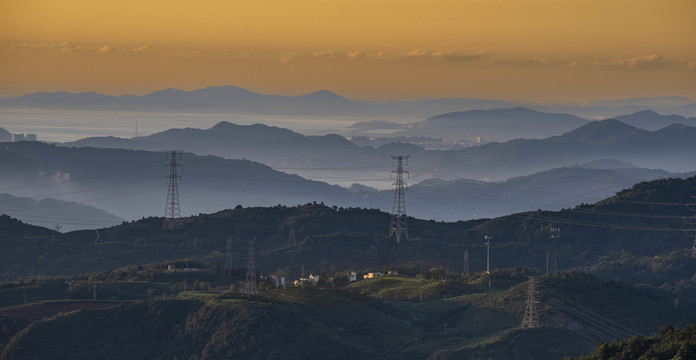 山峦之间