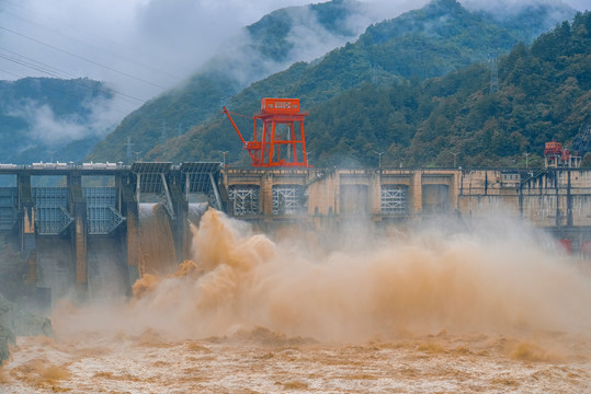 汉江石泉水电站泄洪