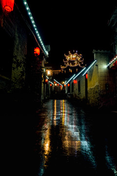 小城深夜雨巷