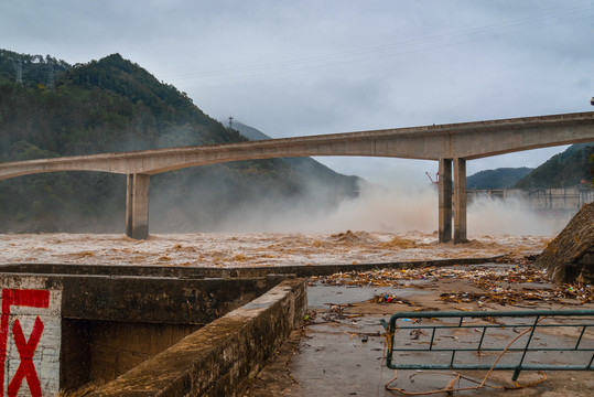 石泉水电站泄洪