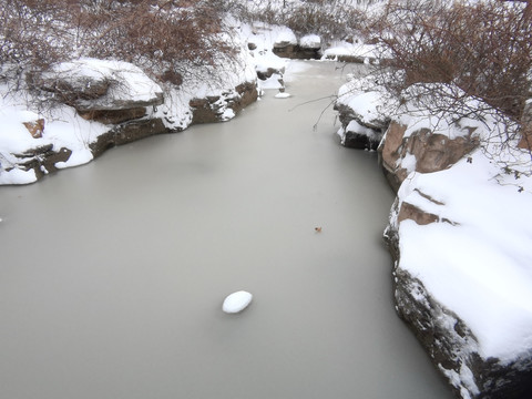 溪流雪景