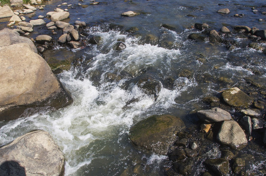 小溪石头流水
