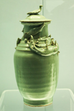 龙泉窑青釉堆塑蟠龙盖瓶