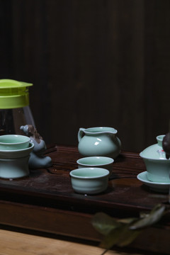 青色的陶瓷茶具