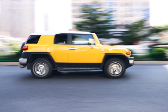 黄色汽车吉普正面视角水平画幅
