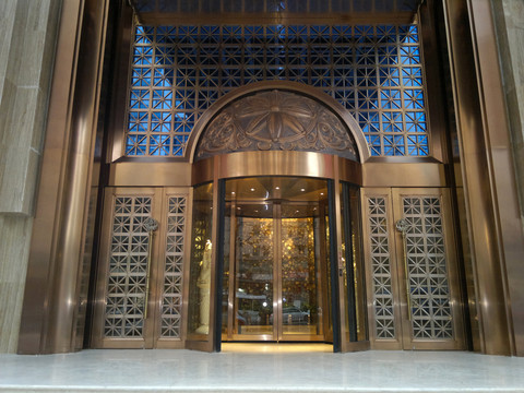 酒店入口的黄铜色旋转门