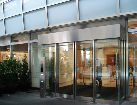 现代建筑入口的自动门