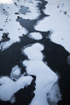 冬季溪水结冰