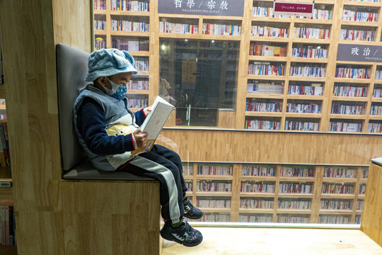 在图书馆看书的孩子