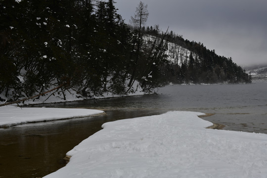 雪山溪流