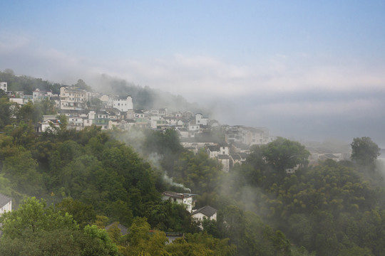 晨雾弥漫坡山村1