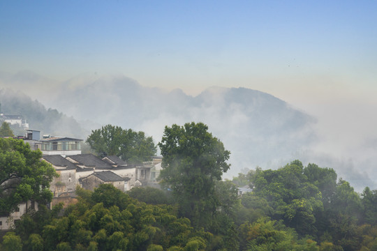 晨雾弥漫坡山村3