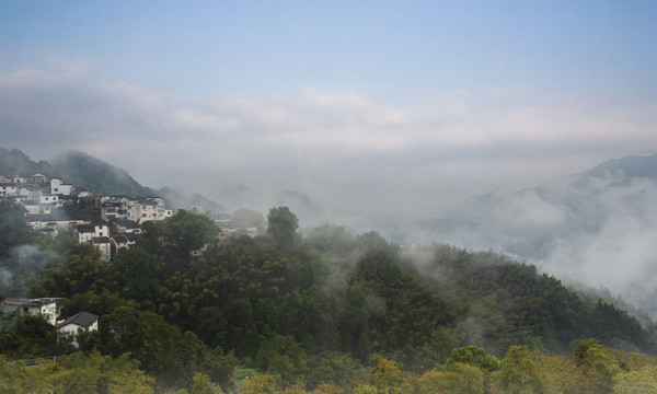 晨雾弥漫坡山村4