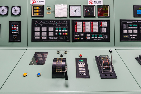 轮船电气电力控制室