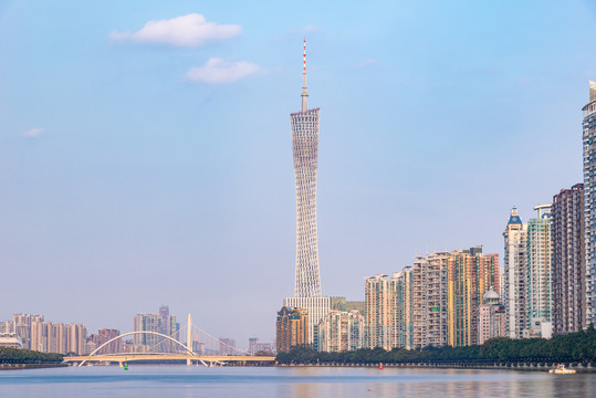 广州塔与珠江河沿岸建筑风景
