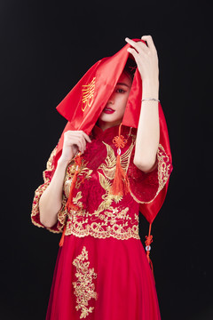 穿着中式秀禾服的女性结婚人像