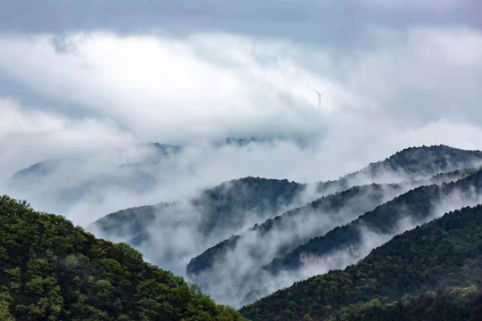 云雾笼罩山峰