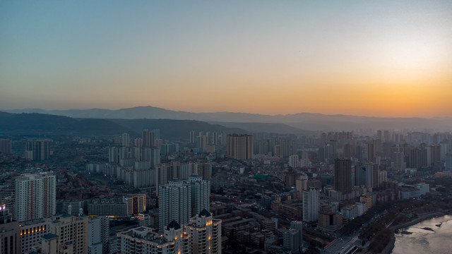 黄河的兰州城市天际线