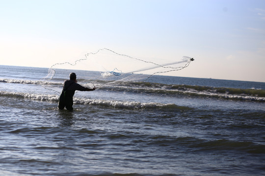 海边捕鱼撒网