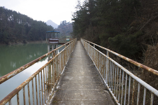 冬季水库上的小桥走廊风光